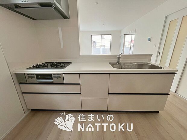 現地写真(キッチン)
収納たっぷりのシステムキッチン、浄水器付水栓を標準装備しています。