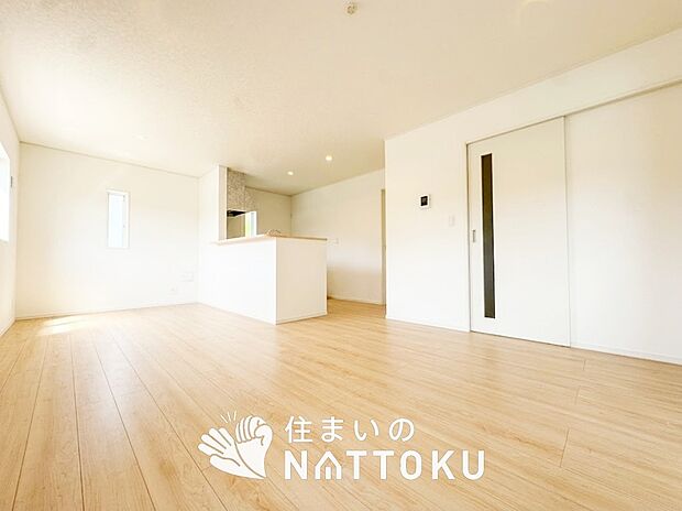 現地写真(リビング)
フローリング材には、木目、色調など木材特有の風合いがあり、ナチュラルな美しさになっています。