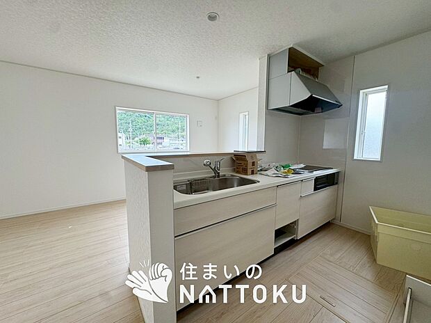 現地写真(キッチン)
収納たっぷりのシステムキッチン、浄水器付水栓を標準装備しています。