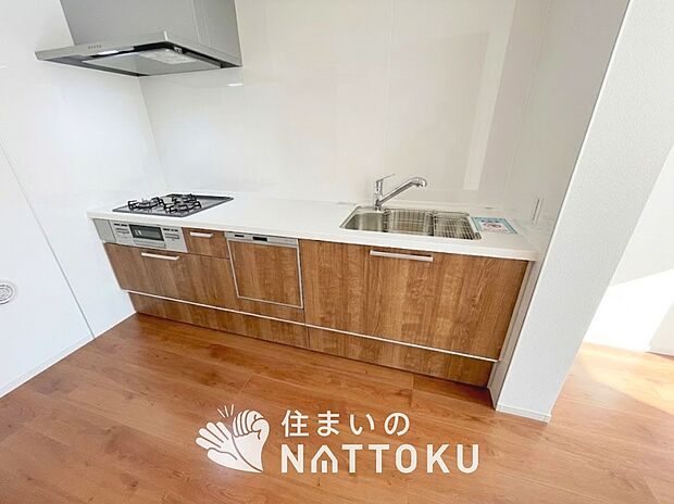 現地写真(キッチン)
収納たっぷりのシステムキッチン、浄水器付水栓を標準装備しています。