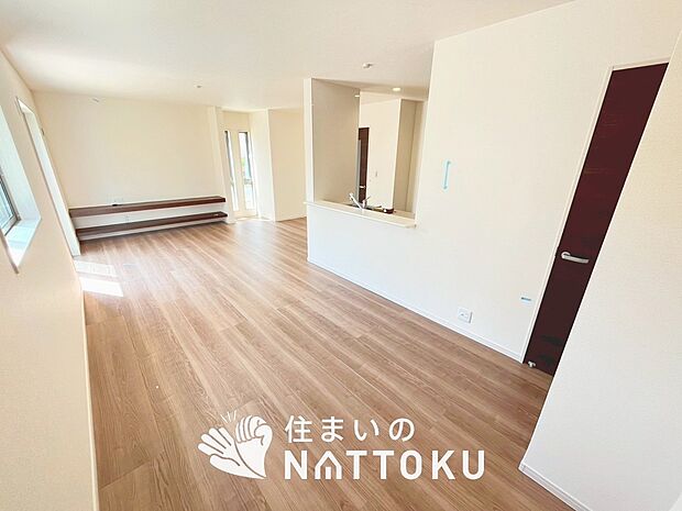 現地写真(リビング)
フローリング材には、木目、色調など木材特有の風合いがあり、ナチュラルな美しさになっています。