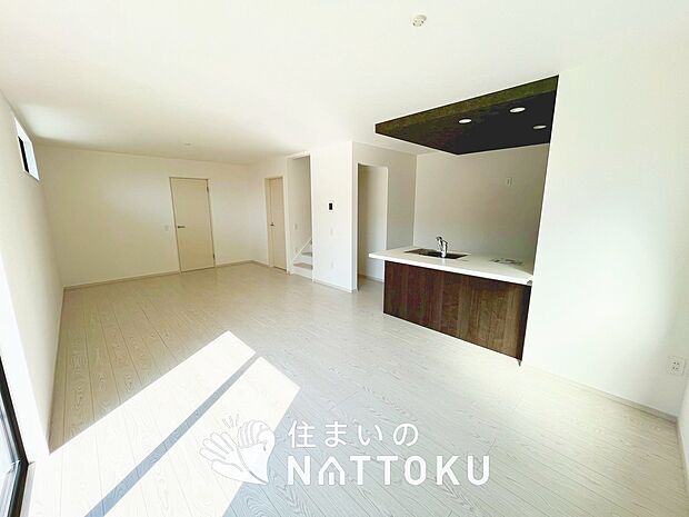現地写真(リビング)
フローリング材には、木目、色調など木材特有の風合いがあり、ナチュラルな美しさになっています。
