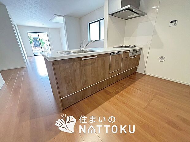 現地写真(キッチン)
収納たっぷりのシステムキッチン、浄水器付水栓を標準装備しています。