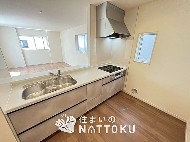 現地写真(キッチン)
収納たっぷりのシステムキッチン、浄水器付水栓を標準装備しています。