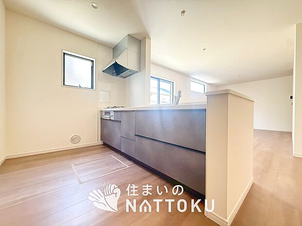 現地写真（キッチン）
収納たっぷりのシステムキッチン、浄水器付水栓を標準装備しています。

