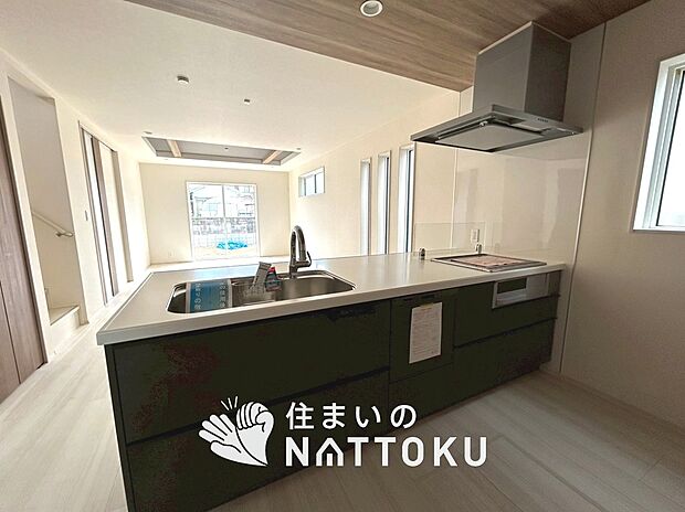 現地写真（キッチン）
収納たっぷりのシステムキッチン、浄水器付水栓を標準装備しています。
