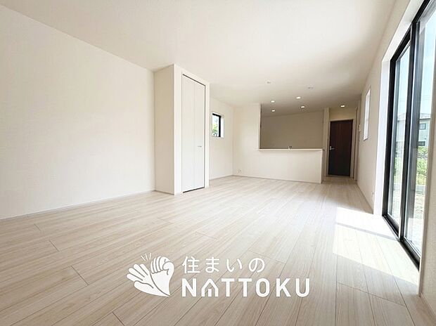 現地写真（リビング）
フローリング材には、木目、色調など木材特有の風合いがあり、ナチュラルな美しさになっています。
