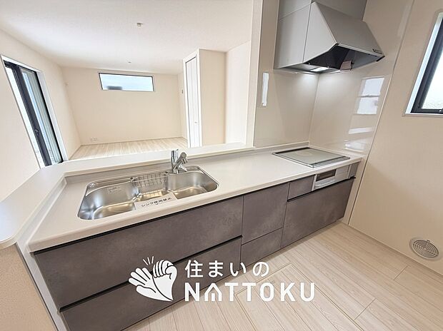 現地写真（キッチン）
収納たっぷりのシステムキッチン、浄水器付水栓を標準装備しています。
