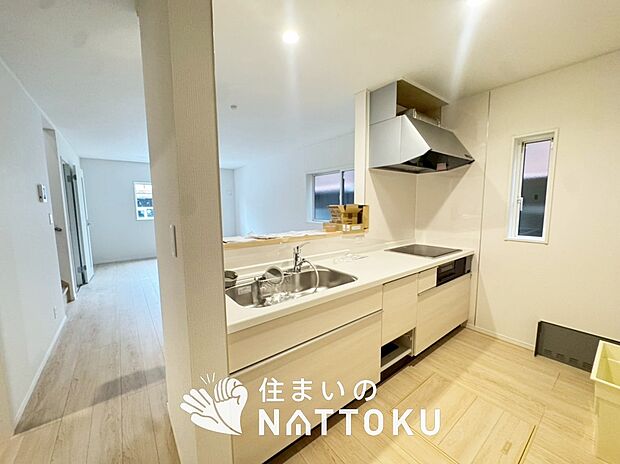 現地写真（キッチン）
収納たっぷりのシステムキッチン、浄水器付水栓を標準装備しています。
