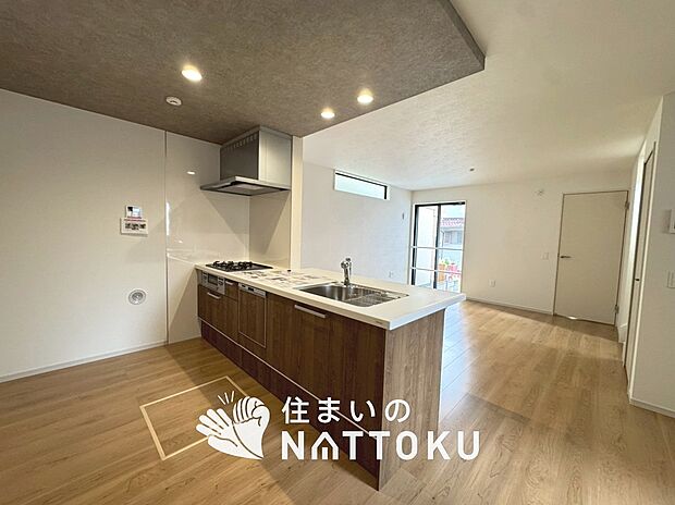現地写真（キッチン）
収納たっぷりのシステムキッチン、浄水器付水栓を標準装備しています。