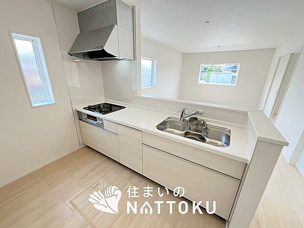 現地写真（キッチン）
収納たっぷりのシステムキッチン、浄水器付水栓を標準装備しています。
