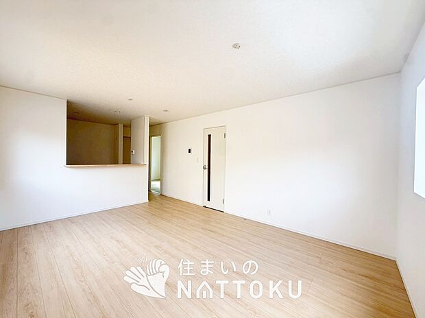 現地写真(リビング)
フローリング材には、木目、色調など木材特有の風合いがあり、ナチュラルな美しさになっています。
