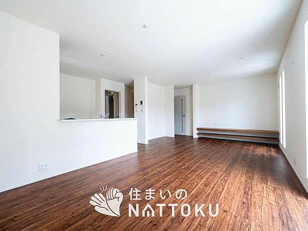 現地写真（リビング）
フローリング材には、木目、色調など木材特有の風合いがあり、ナチュラルな美しさになっています。

