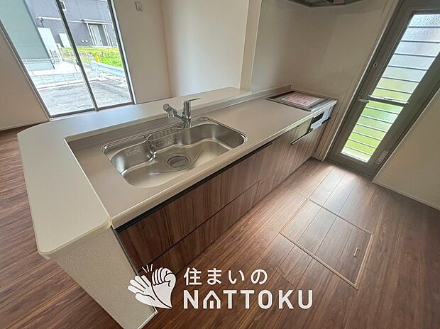 現地写真（キッチン）
収納たっぷりのシステムキッチン、浄水器付水栓を標準装備しています。
