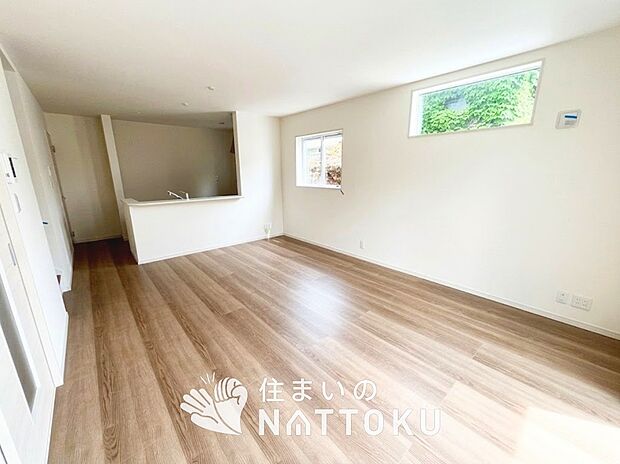 現地写真（リビング）
フローリング材には、木目、色調など木材特有の風合いがあり、ナチュラルな美しさになっています。
