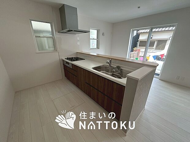 現地写真（キッチン）
収納たっぷりのシステムキッチン、浄水器付水栓を標準装備しています。
