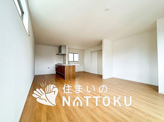現地写真（リビング）
フローリング材には、木目、色調など木材特有の風合いがあり、ナチュラルな美しさになっています。
