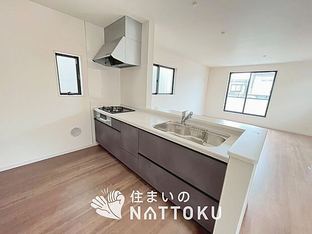現地写真（キッチン）
収納たっぷりのシステムキッチン、浄水器付水栓を標準装備しています。
