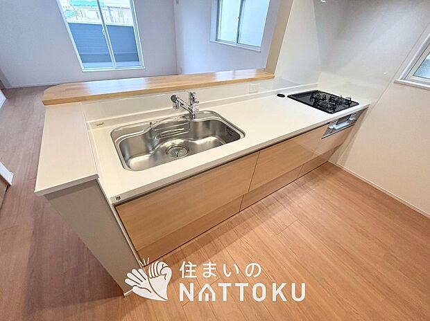 現地写真（キッチン）
収納たっぷりのシステムキッチン、浄水器付水栓を標準装備しています。
