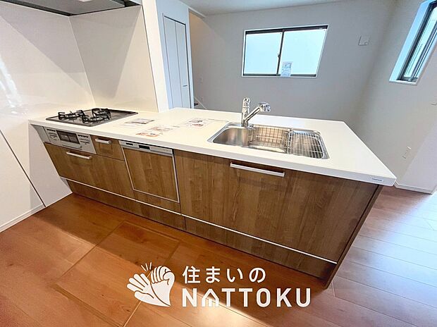 現地写真（キッチン）
収納たっぷりのシステムキッチン、浄水器付水栓を標準装備しています。
