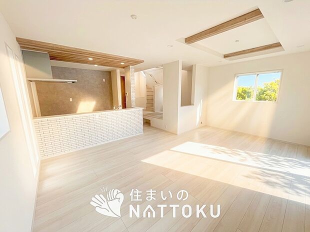現地写真（リビング）
フローリング材には、木目、色調など木材特有の風合いがあり、ナチュラルな美しさになっています。

