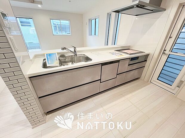 現地写真（キッチン）
収納たっぷりのシステムキッチン、浄水器付水栓を標準装備しています。
