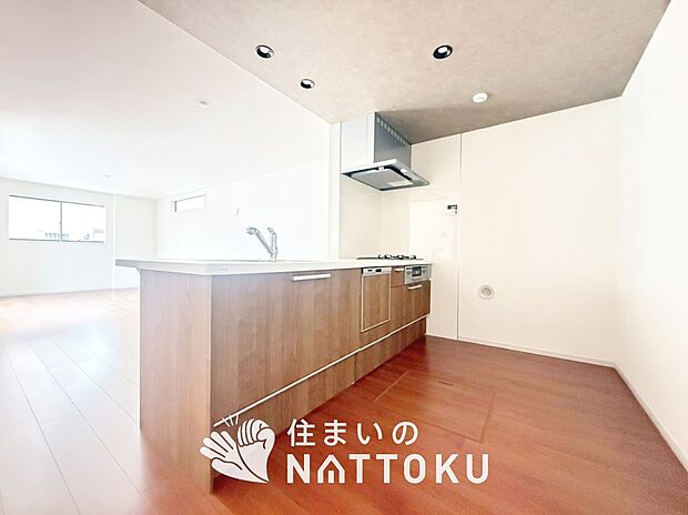 現地写真（キッチン）
収納たっぷりのシステムキッチン、浄水器付水栓を標準装備しています。
