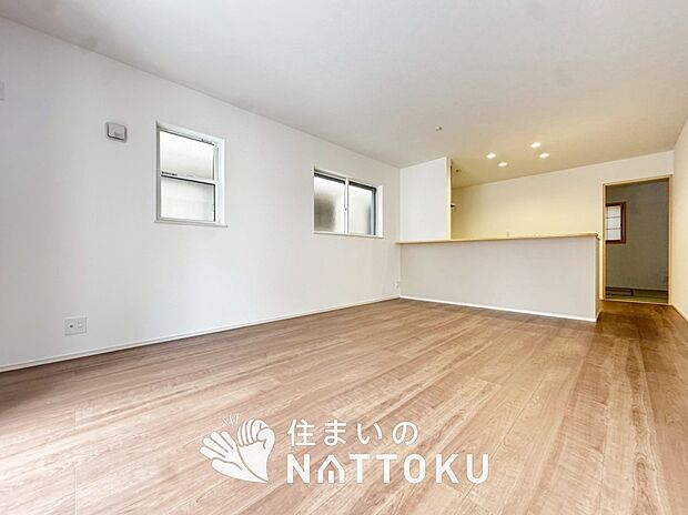 現地写真(リビング)
フローリング材には、木目、色調など木材特有の風合いがあり、ナチュラルな美しさになっています。