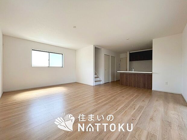 現地写真(リビング)
フローリング材には、木目、色調など木材特有の風合いがあり、ナチュラルな美しさになっています。