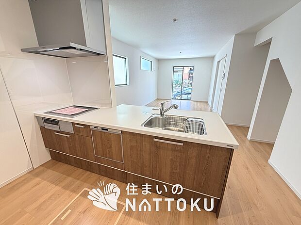 現地写真（キッチン）
収納たっぷりのシステムキッチン、浄水器付水栓を標準装備しています。

