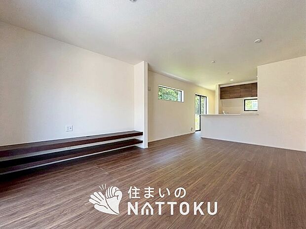 現地写真(リビング)
フローリング材には、木目、色調など木材特有の風合いがあり、ナチュラルな美しさになっています。