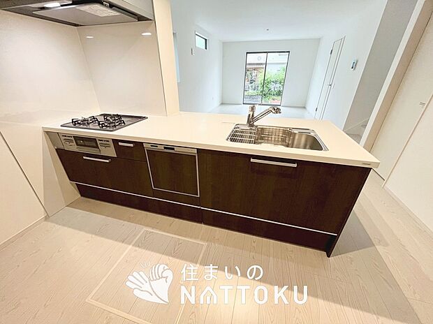 現地写真(キッチン)
収納たっぷりのシステムキッチン、浄水器付水栓を標準装備しています。