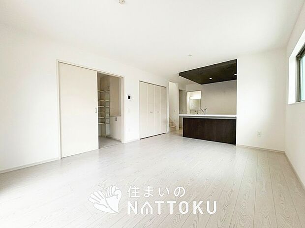 現地写真(リビング)
フローリング材には、木目、色調など木材特有の風合いがあり、ナチュラルな美しさになっています。