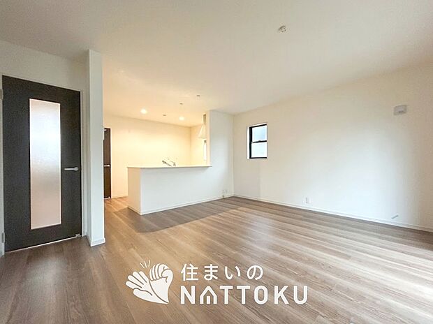 現地写真(リビング)
フローリング材には、木目、色調など木材特有の風合いがあり、ナチュラルな美しさになっています。