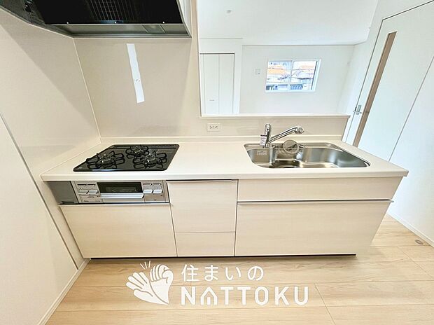 現地写真(キッチン)
収納たっぷりのシステムキッチン、浄水器付水栓を標準装備しています。