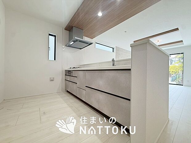 現地写真（キッチン）
収納たっぷりのシステムキッチン、浄水器付水栓を標準装備しています。
