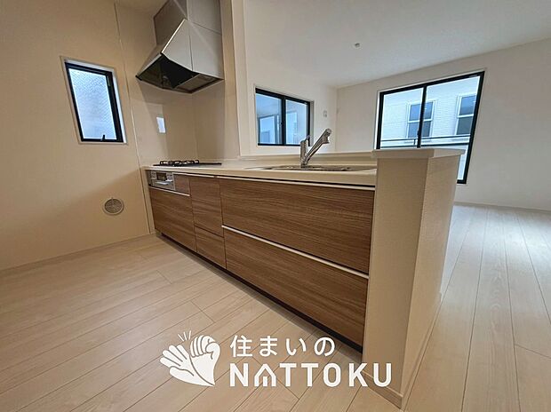 現地写真(キッチン)
収納たっぷりのシステムキッチン、浄水器付水栓を標準装備しています。