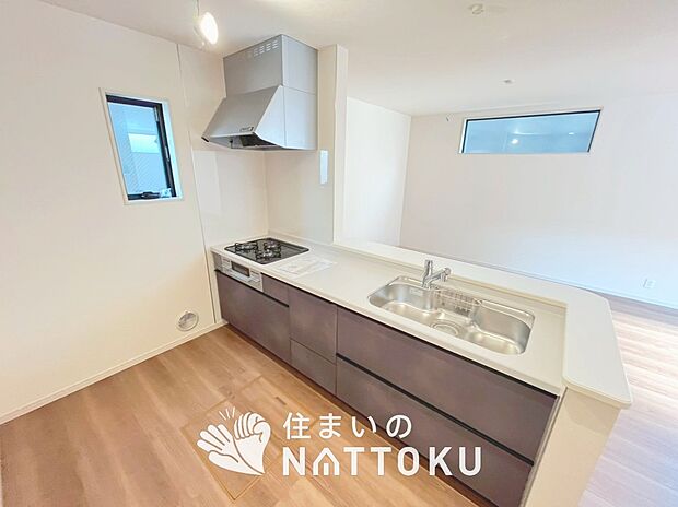 現地写真(キッチン)
収納たっぷりのシステムキッチン、浄水器付水栓を標準装備しています。