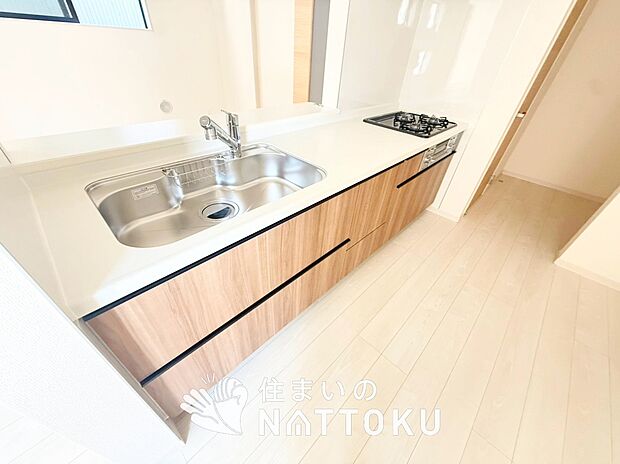 現地写真(キッチン)
収納たっぷりのシステムキッチン、浄水器付水栓を標準装備しています。