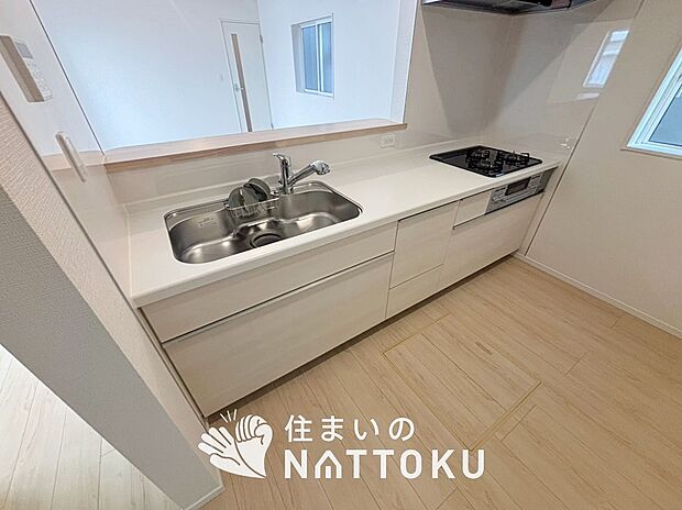 現地写真(キッチン)
収納たっぷりのシステムキッチン、浄水器付水栓を標準装備しています。