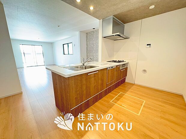 現地写真(キッチン)
収納たっぷりのシステムキッチン、浄水器付水栓を標準装備しています。