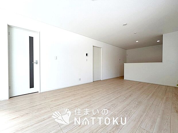 現地写真(リビング)
フローリング材には、木目、色調など木材特有の風合いがあり、ナチュラルな美しさになっています。