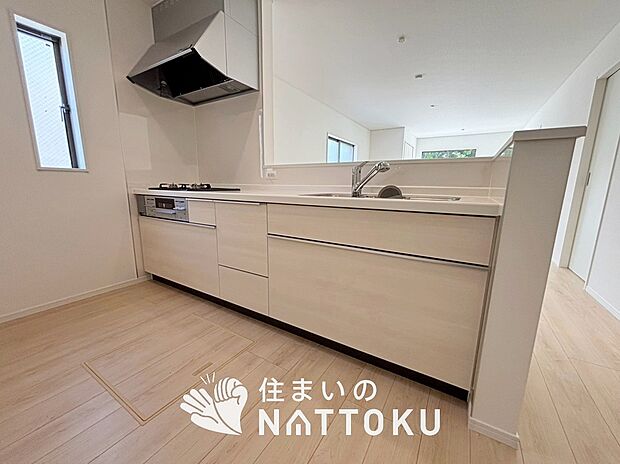 現地写真(キッチン)
収納たっぷりのシステムキッチン、浄水器付水栓を標準装備しています。