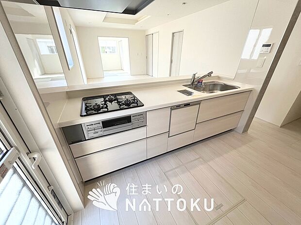 現地写真(キッチン)
収納たっぷりのシステムキッチン、浄水器付水栓を標準装備しています。