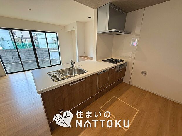 現地写真(キッチン)
収納たっぷりのシステムキッチン、浄水器付水栓を標準装備しています。