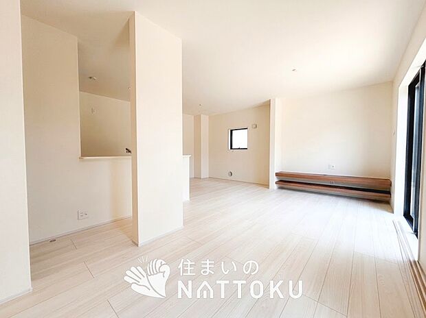 現地写真(リビング)
フローリング材には、木目、色調など木材特有の風合いがあり、ナチュラルな美しさになっています。