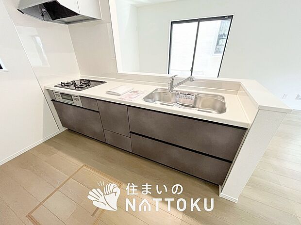 現地写真(キッチン)
収納たっぷりのシステムキッチン、浄水器付水栓を標準装備しています。