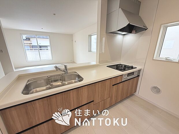 現地写真(キッチン)
収納たっぷりのシステムキッチン、浄水器付水栓を標準装備しています。