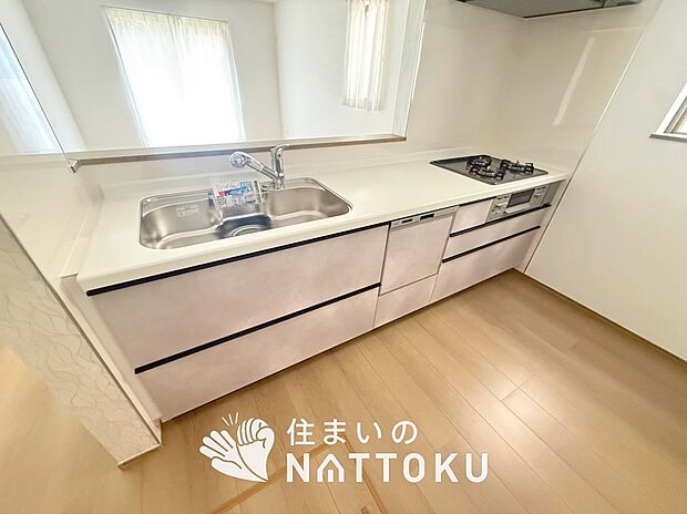 現地写真(キッチン)
収納たっぷりのシステムキッチン、浄水器付水栓を標準装備しています。
