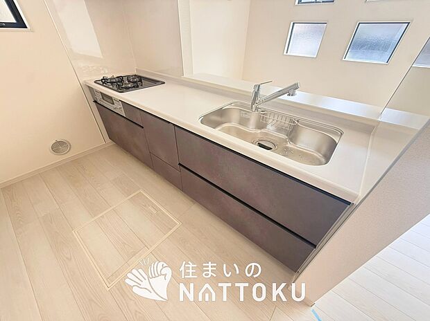 現地写真(キッチン)
収納たっぷりのシステムキッチン、浄水器付水栓を標準装備しています。